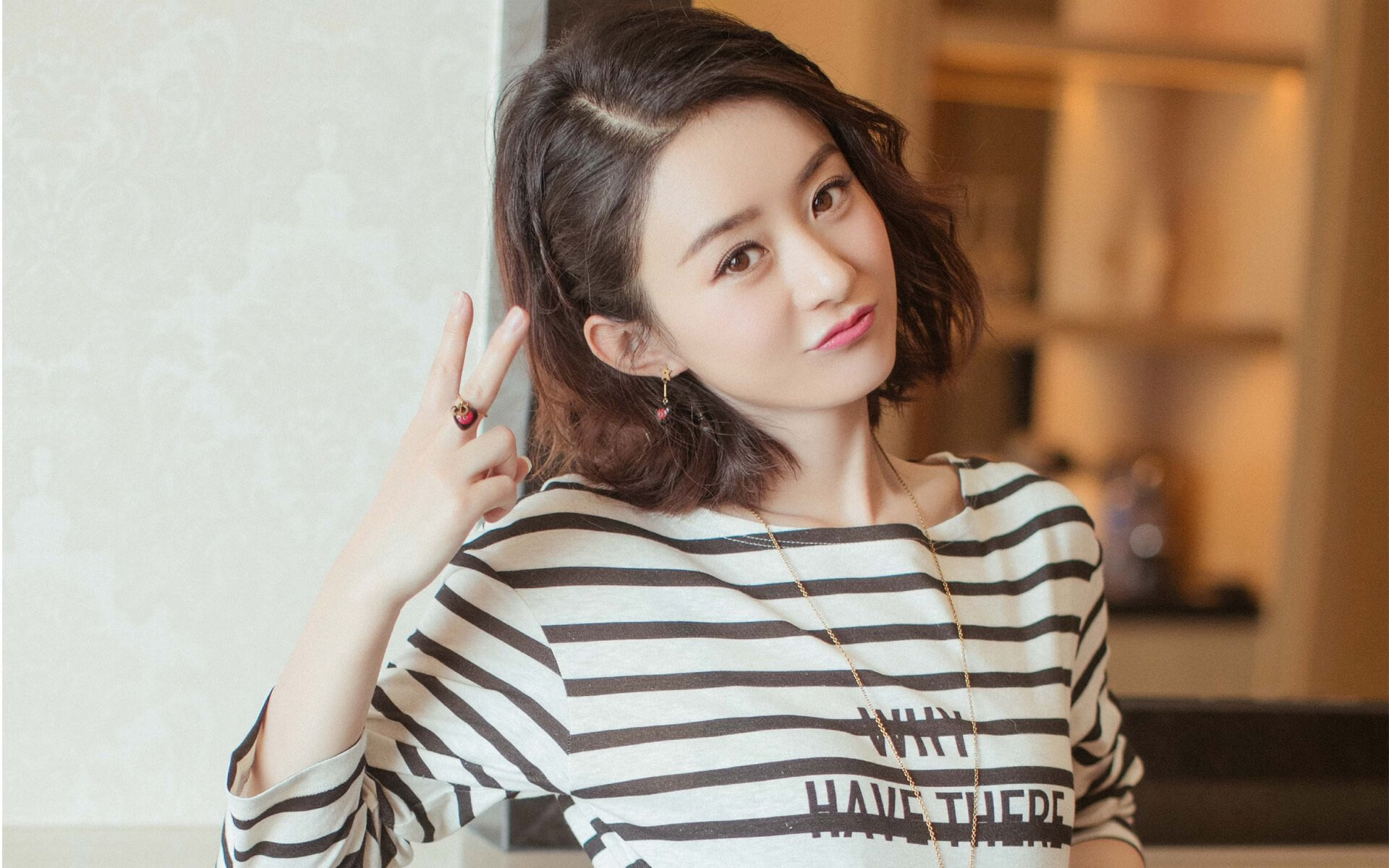 F1街道赛之夜,穆勒关键战不手软,悬崖边的舞者与城市血脉中的极速心跳